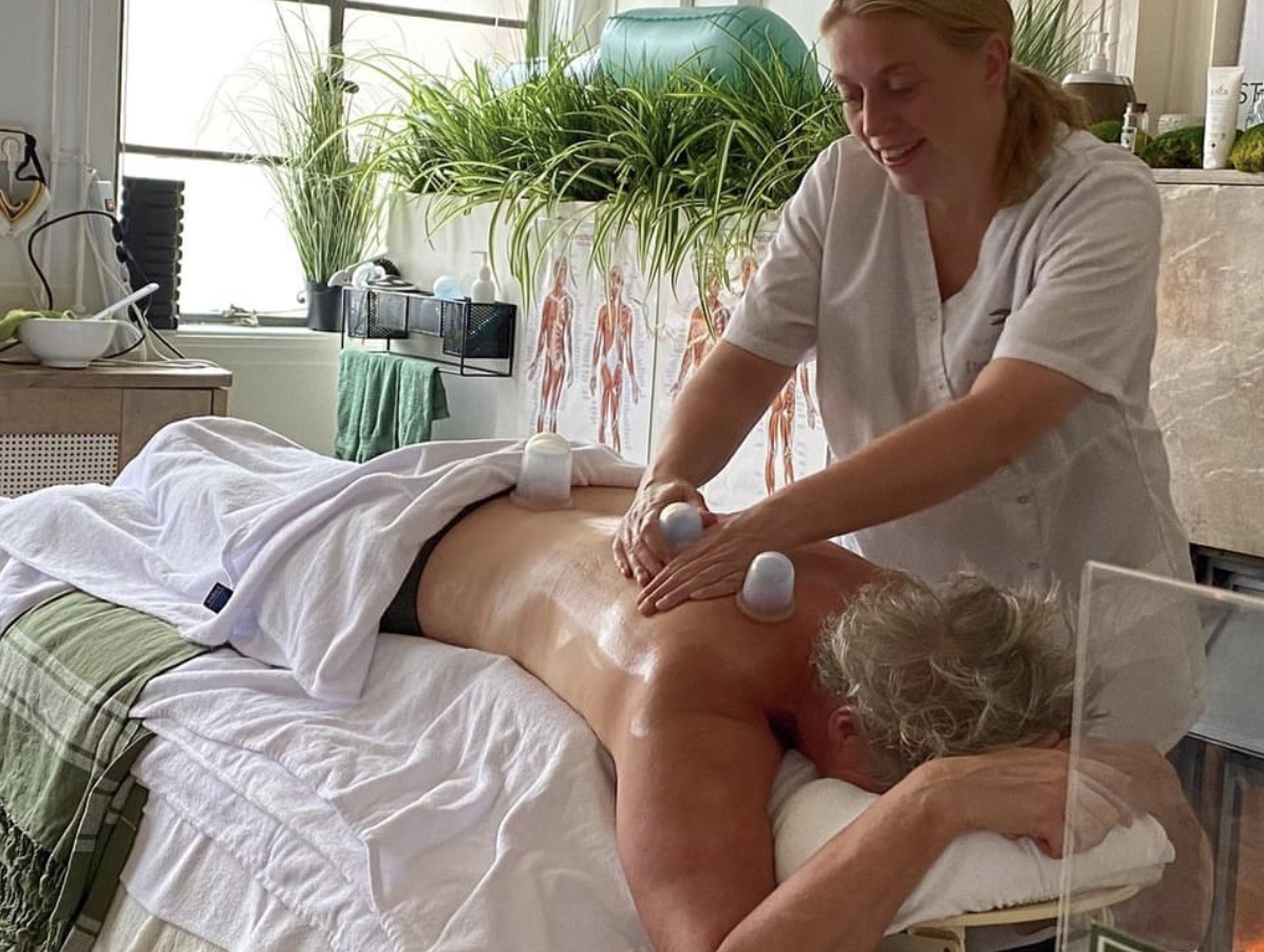 Zo verloopt een Puur Bellabaci cupping en bindweefselmassage bij Studio Puur
