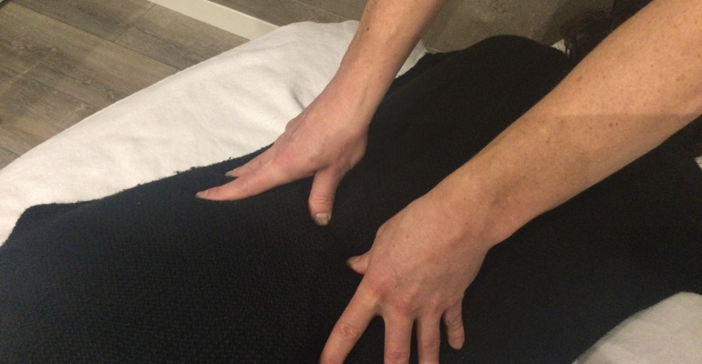 Masseur Willem geeft een nieuwe massage bij Studio Puur