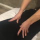 Masseur Willem geeft een nieuwe massage bij Studio Puur